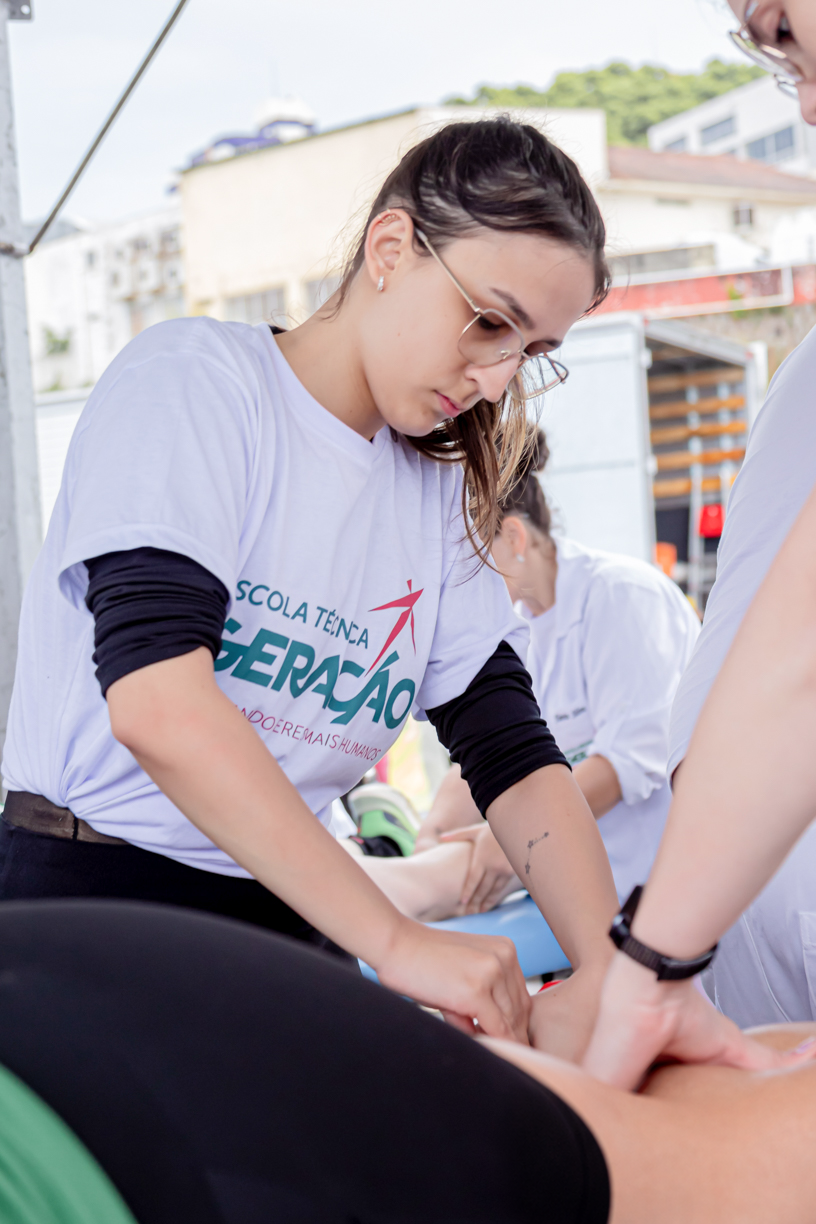 Ana Laura realizando massagem durante atendimento